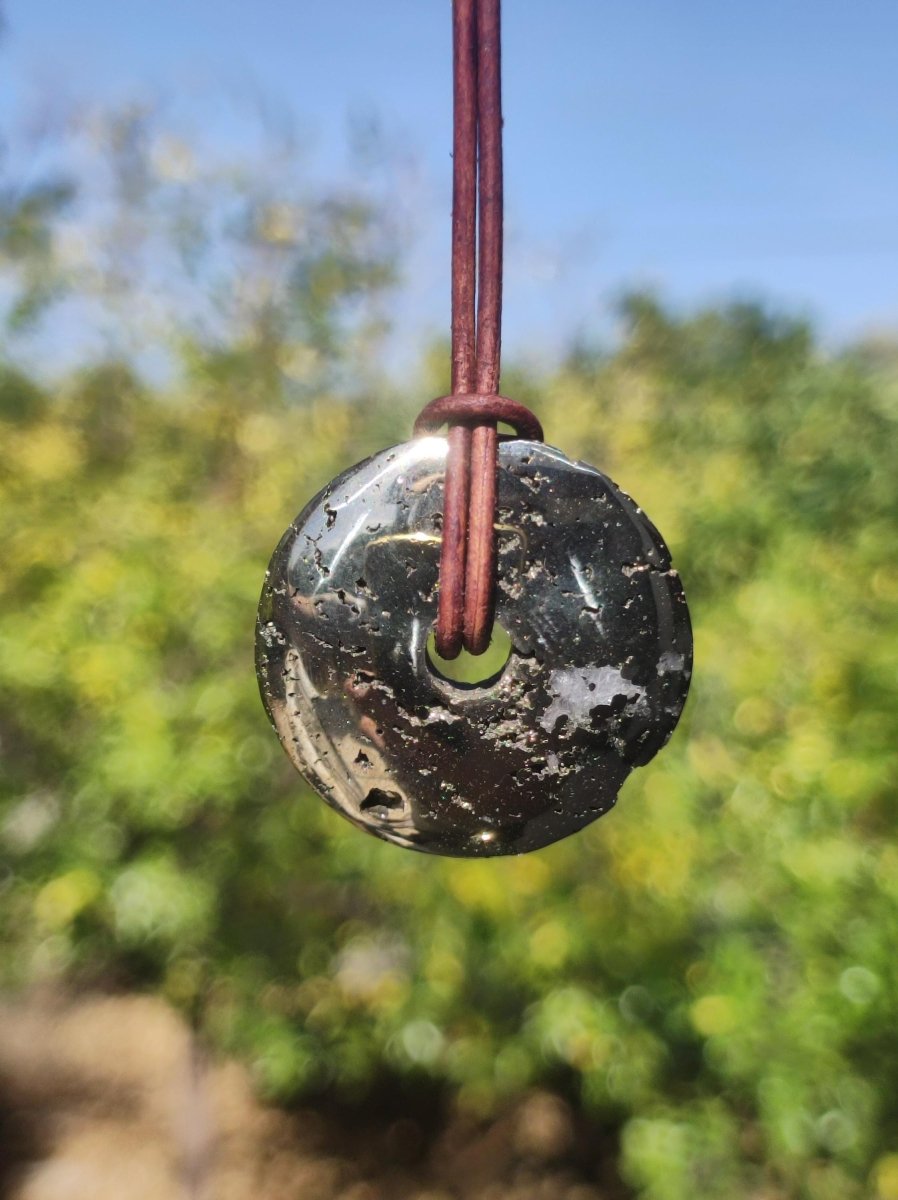 Pyrit "Chispa" Schutzdonut 30mm ~ Edelstein Kette HIPPIE GOA Boho Ethno Nature Donut Schutzsymbol Heilstein Rarität natürlich Silber - Art of Nature Berlin
