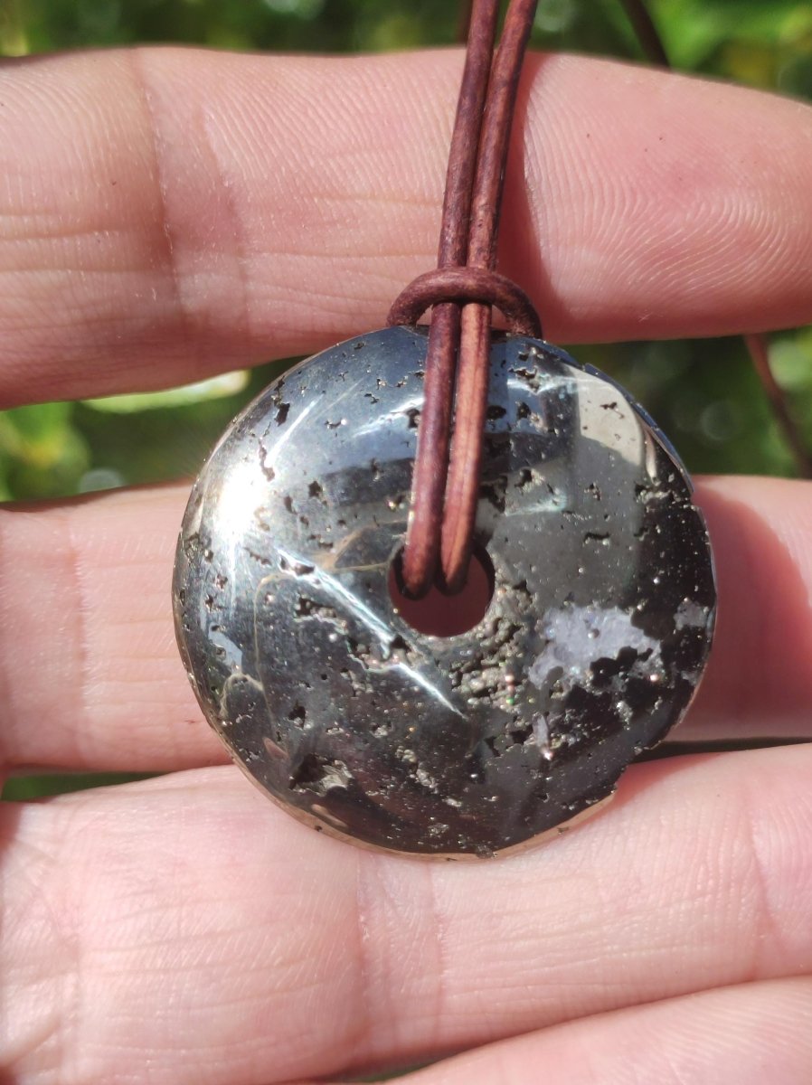 Pyrit "Chispa" Schutzdonut 30mm ~ Edelstein Kette HIPPIE GOA Boho Ethno Nature Donut Schutzsymbol Heilstein Rarität natürlich Silber - Art of Nature Berlin