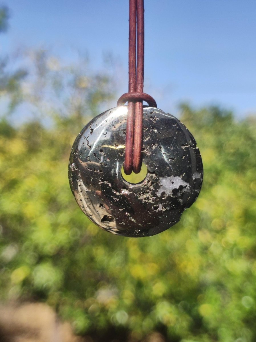 Pyrit "Chispa" Schutzdonut 30mm ~ Edelstein Kette HIPPIE GOA Boho Ethno Nature Donut Schutzsymbol Heilstein Rarität natürlich Silber - Art of Nature Berlin