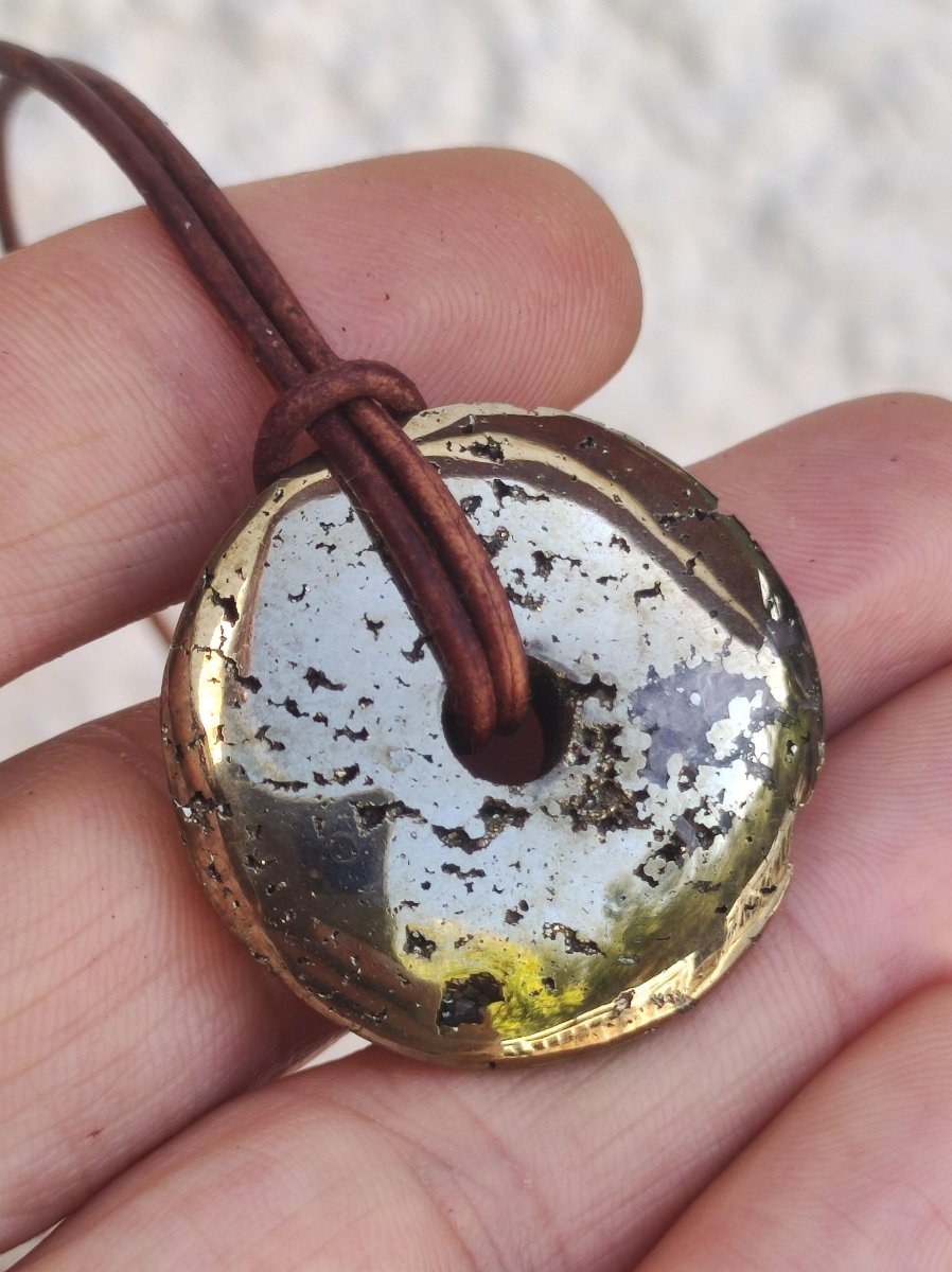 Pyrit "Chispa" Schutzdonut 30mm ~ Edelstein Kette HIPPIE GOA Boho Ethno Nature Donut Schutzsymbol Heilstein Rarität natürlich Silber - Art of Nature Berlin