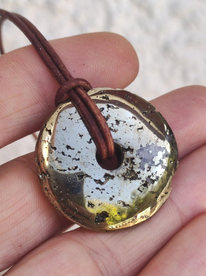 Pyrit "Chispa" Schutzdonut 30mm ~ Edelstein Kette HIPPIE GOA Boho Ethno Nature Donut Schutzsymbol Heilstein Rarität natürlich Silber - Art of Nature Berlin