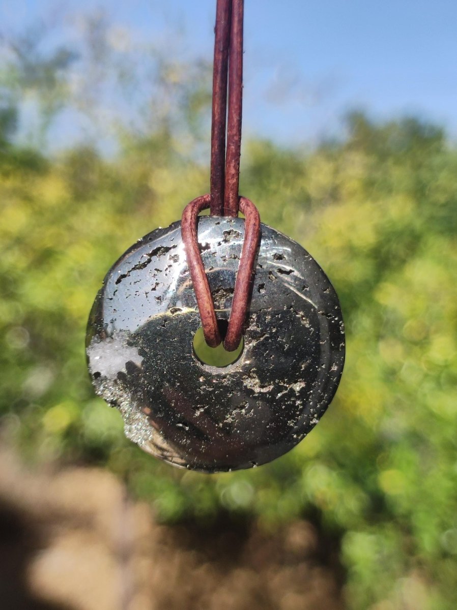 Pyrit "Chispa" Schutzdonut 30mm ~ Edelstein Kette HIPPIE GOA Boho Ethno Nature Donut Schutzsymbol Heilstein Rarität natürlich Silber - Art of Nature Berlin