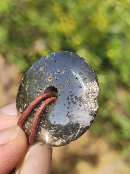 Pyrit "Chispa" Schutzdonut 30mm ~ Edelstein Kette HIPPIE GOA Boho Ethno Nature Donut Schutzsymbol Heilstein Rarität natürlich Silber - Art of Nature Berlin