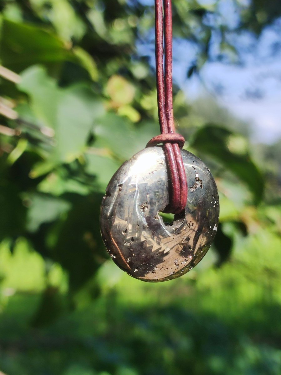 Pyrit "Chispa" Schutzdonut 30mm ~ Edelstein Kette HIPPIE GOA Boho Ethno Nature Donut Schutzsymbol Heilstein Rarität natürlich Silber - Art of Nature Berlin