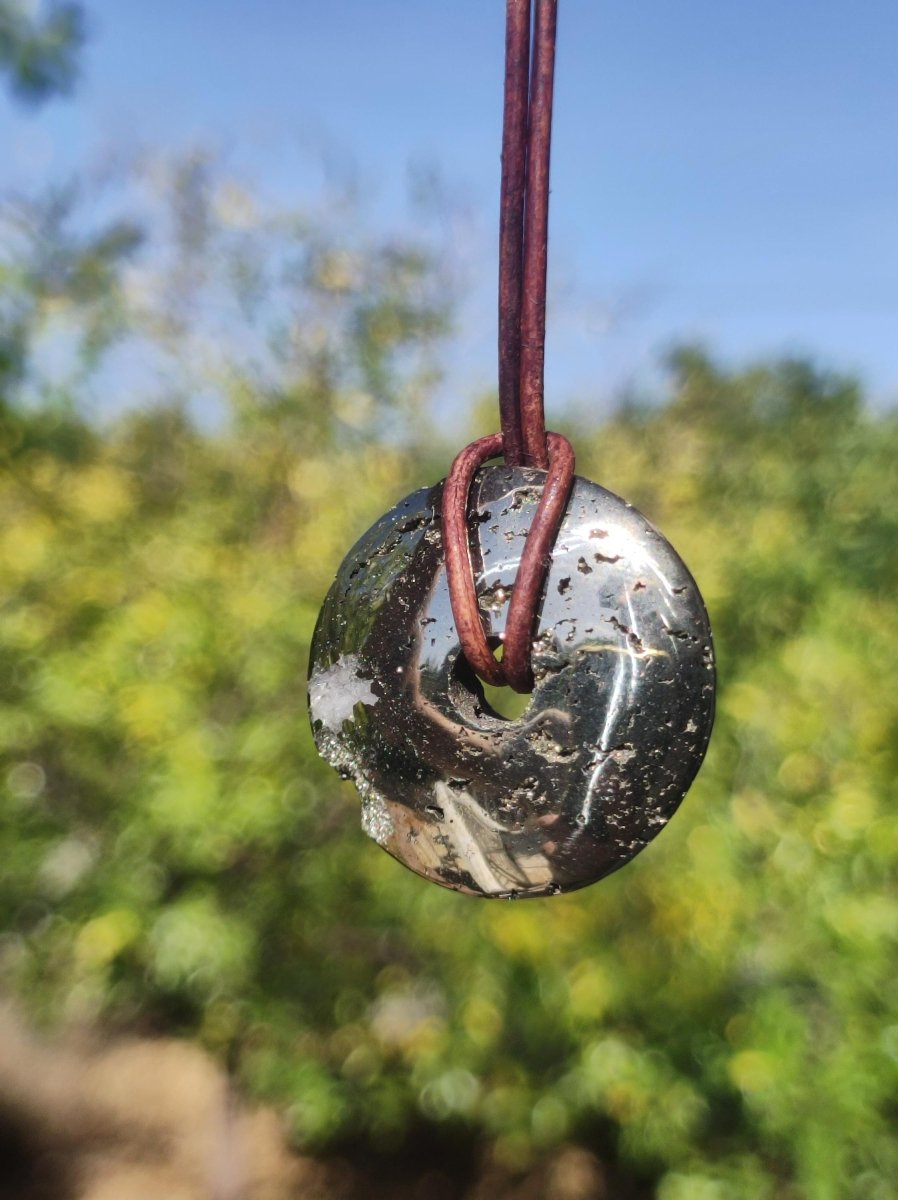 Pyrit "Chispa" Schutzdonut 30mm ~ Edelstein Kette HIPPIE GOA Boho Ethno Nature Donut Schutzsymbol Heilstein Rarität natürlich Silber - Art of Nature Berlin