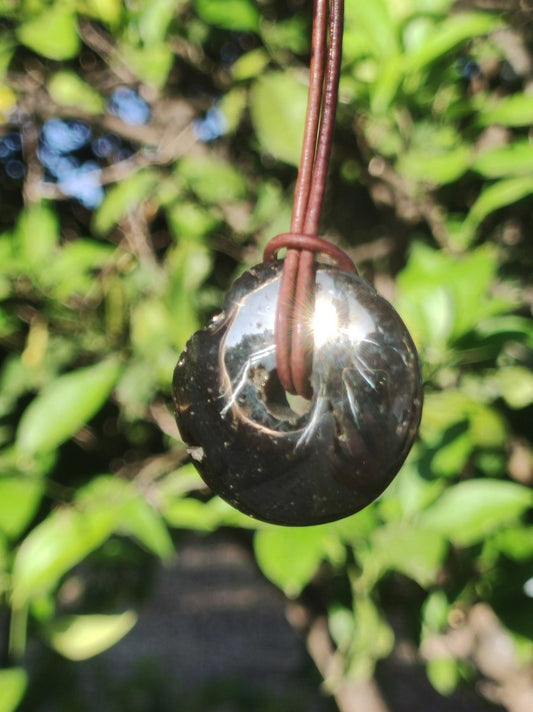 Pyrit "Chispa" Schutzdonut 30mm ~ Edelstein Kette HIPPIE GOA Boho Ethno Nature Donut Schutzsymbol Heilstein Rarität natürlich Silber - Art of Nature Berlin