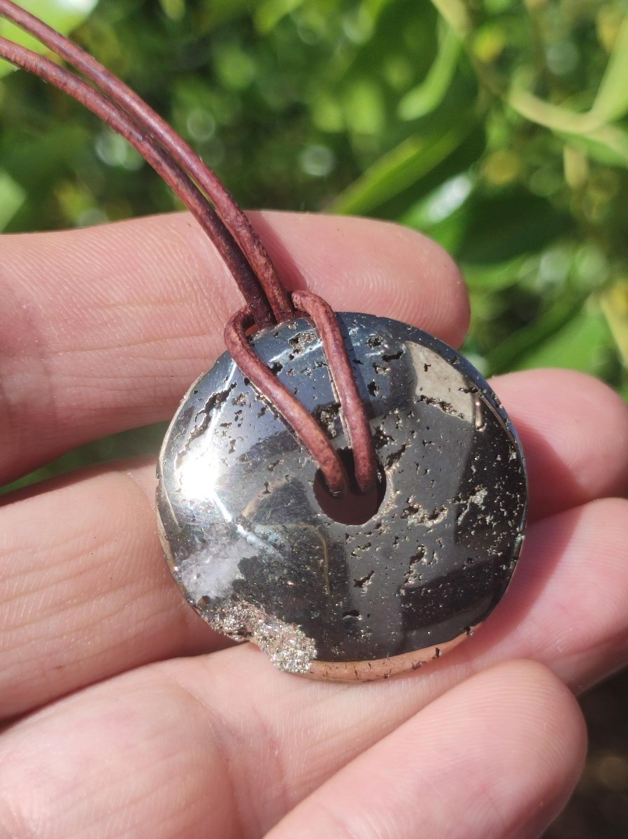 Pyrit "Chispa" Schutzdonut 30mm ~ Edelstein Kette HIPPIE GOA Boho Ethno Nature Donut Schutzsymbol Heilstein Rarität natürlich Silber - Art of Nature Berlin