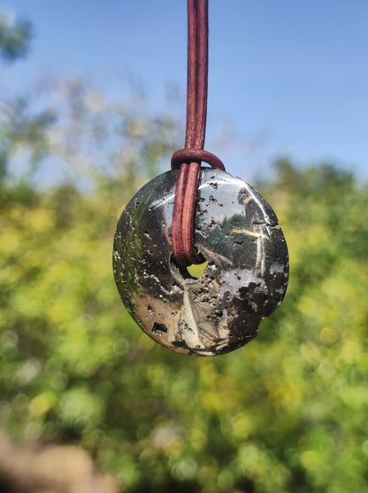 Pyrit "Chispa" Schutzdonut 30mm ~ Edelstein Kette HIPPIE GOA Boho Ethno Nature Donut Schutzsymbol Heilstein Rarität natürlich Silber - Art of Nature Berlin