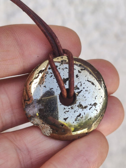 Pyrit "Chispa" Schutzdonut 30mm ~ Edelstein Kette HIPPIE GOA Boho Ethno Nature Donut Schutzsymbol Heilstein Rarität natürlich Silber - Art of Nature Berlin