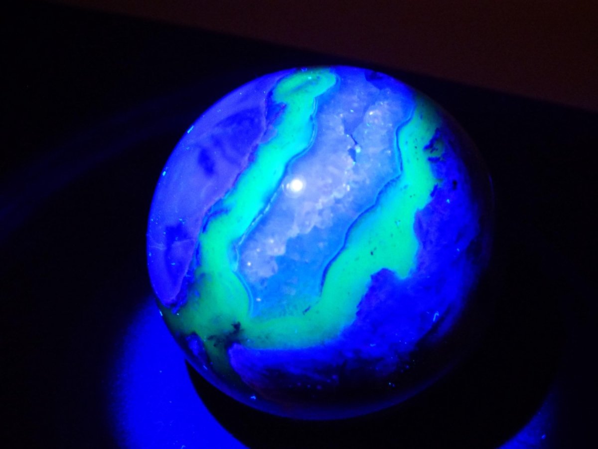 Quarz + Volcanic Achat UV AKTIV Edelstein Kugel Deko Sphere Massage Kristall Sammler Meditation Heilstein Frau Mann Geschenk Er Sie Energie - Art of Nature Berlin