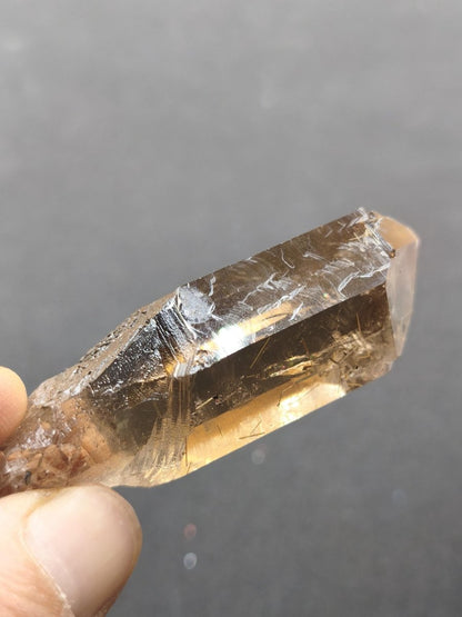 Rauchquarz mit Rutil gold roh Sammler Stufe Kristall Rarität ~ Edelstein Deko Heilstein Mineral Kollektion Energie Natur - Art of Nature Berlin