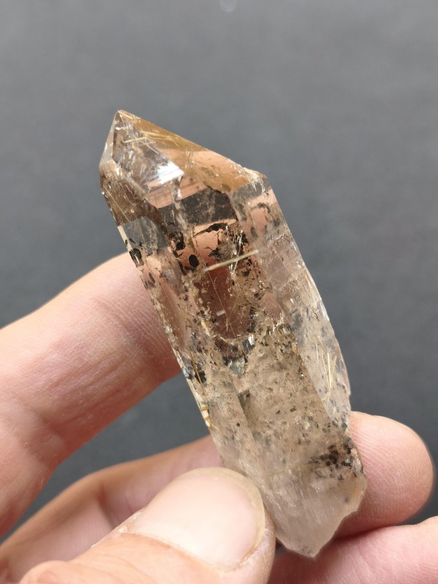 Rauchquarz mit Rutil gold roh Sammler Stufe Kristall Rarität ~ Edelstein Deko Heilstein Mineral Kollektion Energie Natur - Art of Nature Berlin
