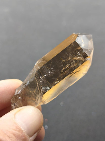 Rauchquarz mit Rutil gold roh Sammler Stufe Kristall Rarität ~ Edelstein Deko Heilstein Mineral Kollektion Energie Natur - Art of Nature Berlin