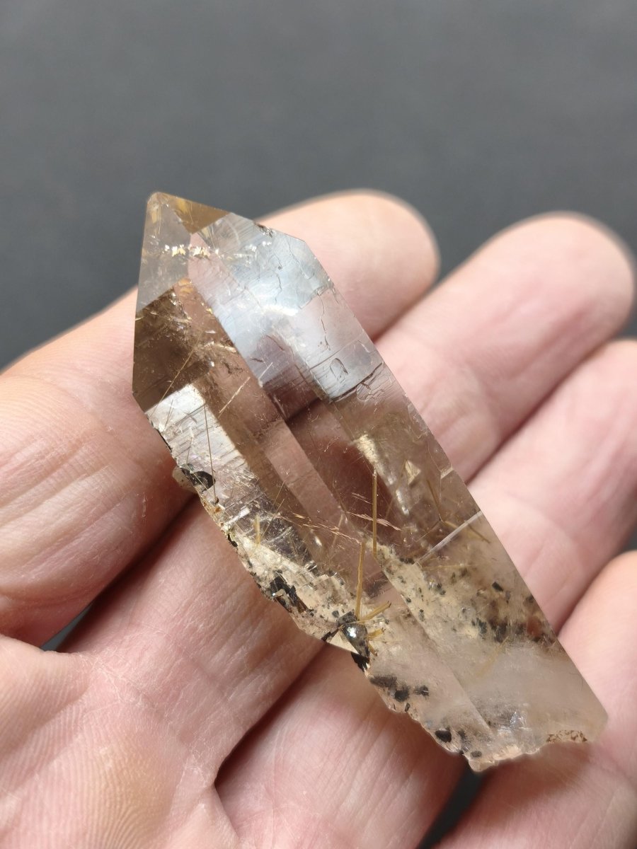 Rauchquarz mit Rutil gold roh Sammler Stufe Kristall Rarität ~ Edelstein Deko Heilstein Mineral Kollektion Energie Natur - Art of Nature Berlin