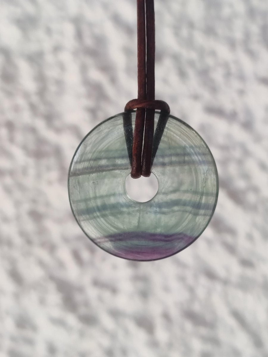 Regenbogen Fluorit 30mm Donut A Edelstein Kette Frau Mann Kind HIPPIE GOA Boho Ethno Natur Schutzsymbol Anhänger Heilstein Energie Geschenk - Art of Nature Berlin