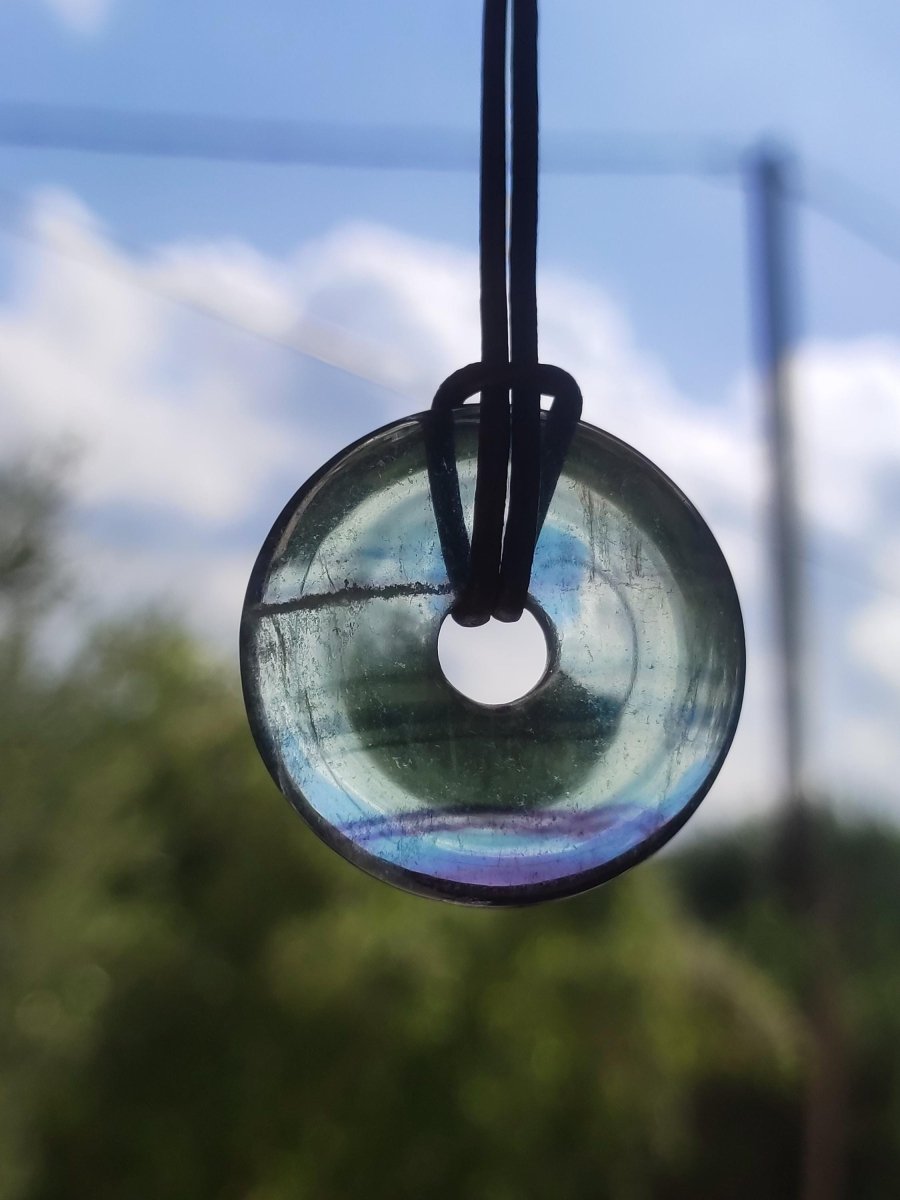 Regenbogen Fluorit 30mm Donut A Edelstein Kette Frau Mann Kind HIPPIE GOA Boho Ethno Natur Schutzsymbol Anhänger Heilstein Energie Geschenk - Art of Nature Berlin