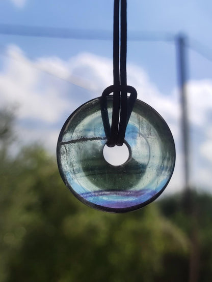 Regenbogen Fluorit 30mm Donut A Edelstein Kette Frau Mann Kind HIPPIE GOA Boho Ethno Natur Schutzsymbol Anhänger Heilstein Energie Geschenk - Art of Nature Berlin