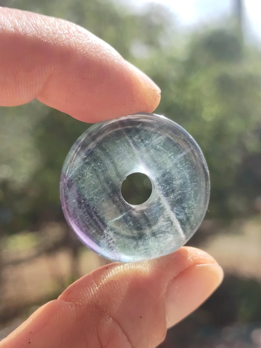 Regenbogen Fluorit 30mm Donut A Edelstein Kette Frau Mann Kind HIPPIE GOA Boho Ethno Natur Schutzsymbol Anhänger Heilstein Energie Geschenk - Art of Nature Berlin