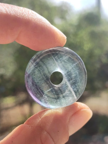 Regenbogen Fluorit 30mm Donut A Edelstein Kette Frau Mann Kind HIPPIE GOA Boho Ethno Natur Schutzsymbol Anhänger Heilstein Energie Geschenk - Art of Nature Berlin