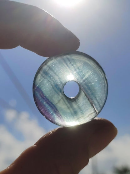 Regenbogen Fluorit 30mm Donut A Edelstein Kette Frau Mann Kind HIPPIE GOA Boho Ethno Natur Schutzsymbol Anhänger Heilstein Energie Geschenk - Art of Nature Berlin