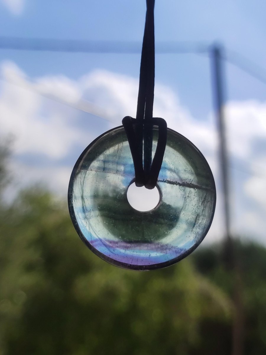 Regenbogen Fluorit 30mm Donut A Edelstein Kette Frau Mann Kind HIPPIE GOA Boho Ethno Natur Schutzsymbol Anhänger Heilstein Energie Geschenk - Art of Nature Berlin