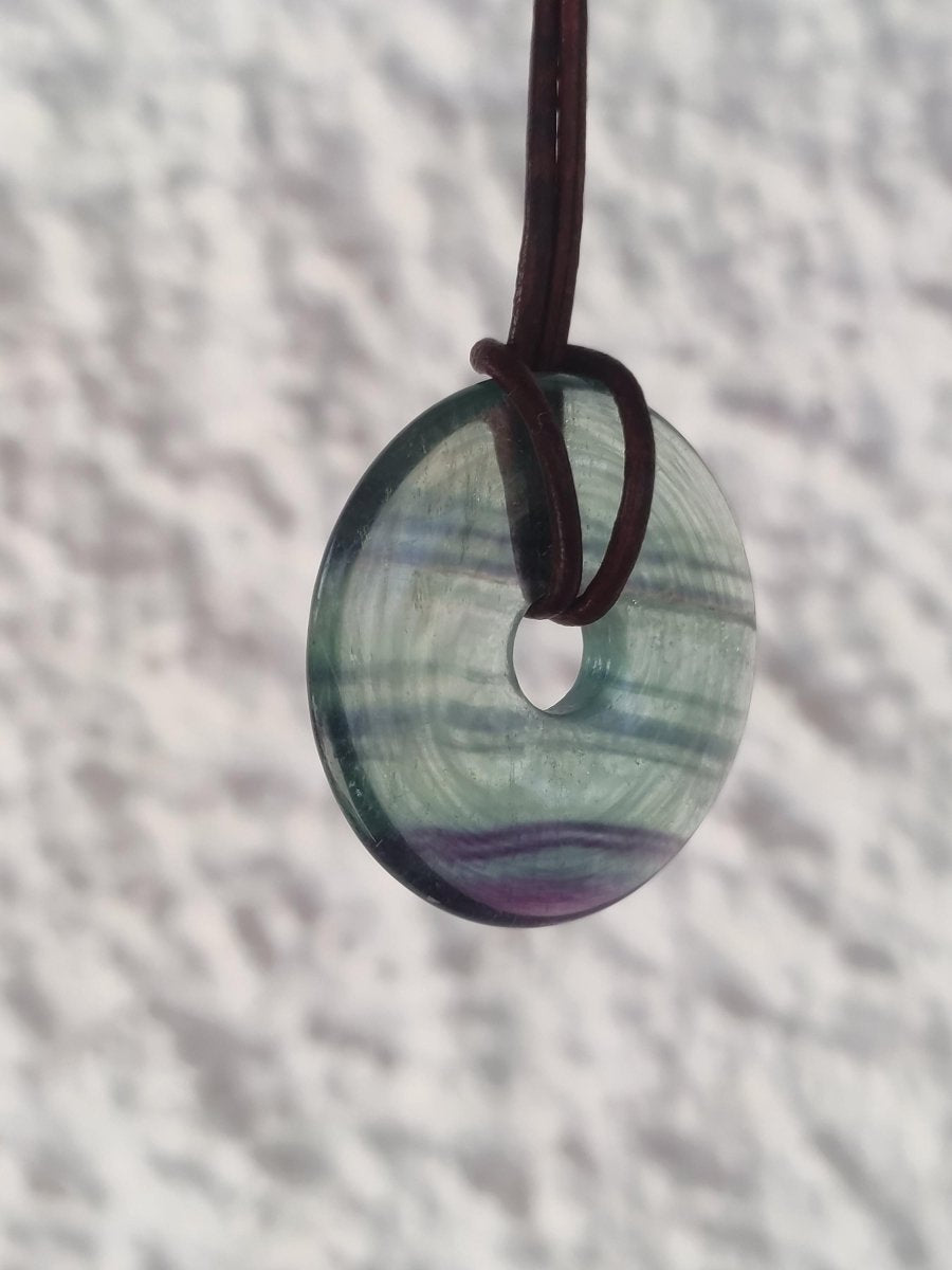 Regenbogen Fluorit 30mm Donut A Edelstein Kette Frau Mann Kind HIPPIE GOA Boho Ethno Natur Schutzsymbol Anhänger Heilstein Energie Geschenk - Art of Nature Berlin