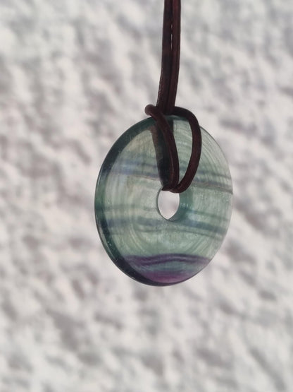Regenbogen Fluorit 30mm Donut A Edelstein Kette Frau Mann Kind HIPPIE GOA Boho Ethno Natur Schutzsymbol Anhänger Heilstein Energie Geschenk - Art of Nature Berlin