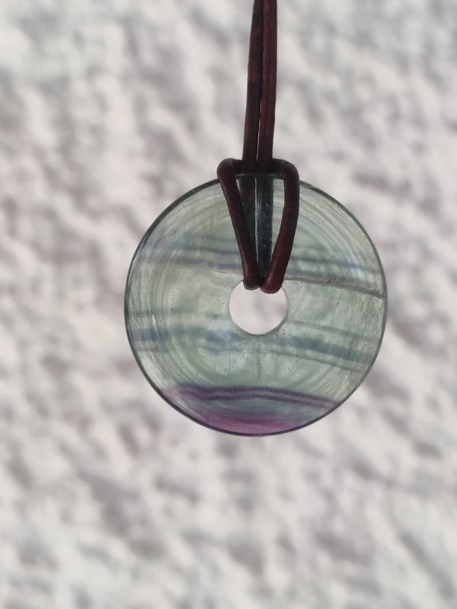 Regenbogen Fluorit 30mm Donut A Edelstein Kette Frau Mann Kind HIPPIE GOA Boho Ethno Natur Schutzsymbol Anhänger Heilstein Energie Geschenk - Art of Nature Berlin