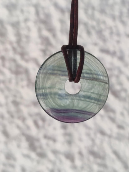 Regenbogen Fluorit 30mm Donut A Edelstein Kette Frau Mann Kind HIPPIE GOA Boho Ethno Natur Schutzsymbol Anhänger Heilstein Energie Geschenk - Art of Nature Berlin