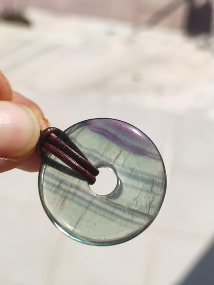 Regenbogen Fluorit 30mm Donut A Edelstein Kette Frau Mann Kind HIPPIE GOA Boho Ethno Natur Schutzsymbol Anhänger Heilstein Energie Geschenk - Art of Nature Berlin