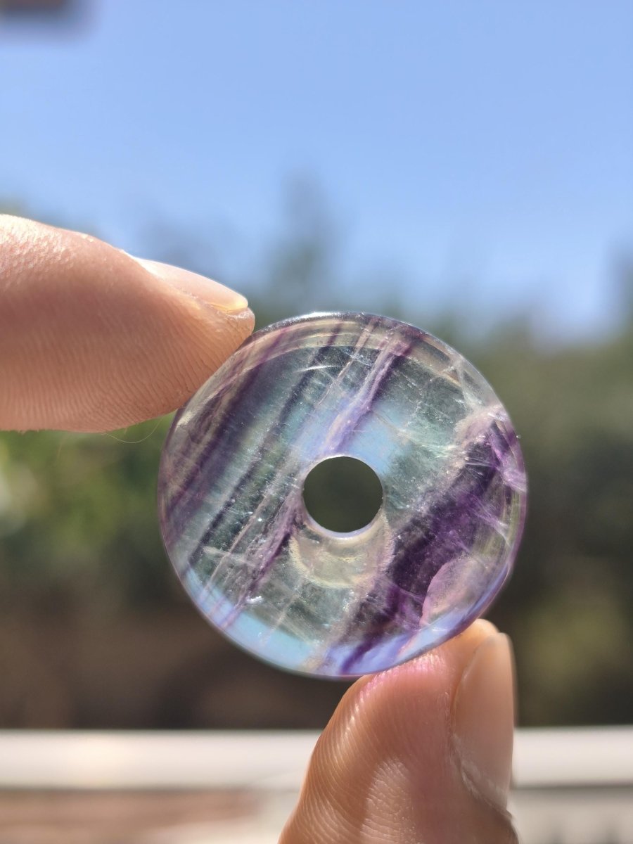 Regenbogen Fluorit 30mm Donut - Edelstein Kette Frau Mann Kind HIPPIE GOA Boho Ethno Natur Schutzsymbol Anhänger Heilstein Energie Geschenk - Art of Nature Berlin