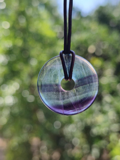 Regenbogen Fluorit 30mm Donut - Edelstein Kette Frau Mann Kind HIPPIE GOA Boho Ethno Natur Schutzsymbol Anhänger Heilstein Energie Geschenk - Art of Nature Berlin
