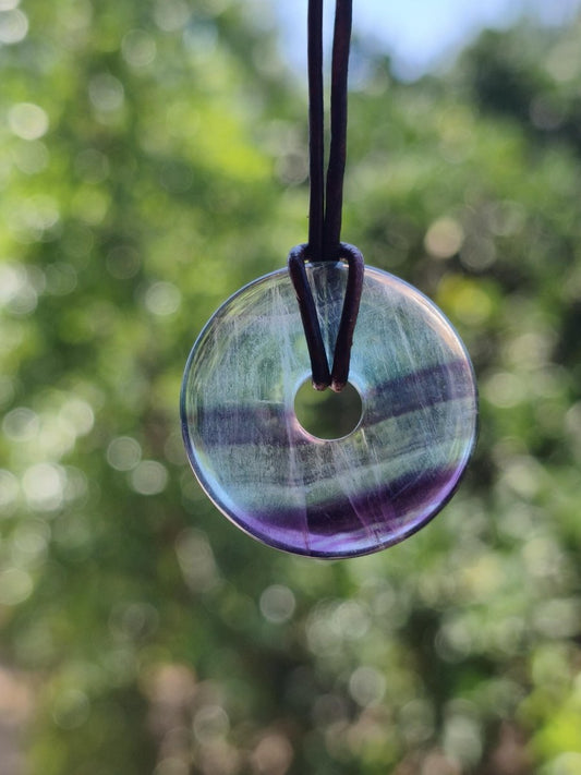 Regenbogen Fluorit 30mm Donut - Edelstein Kette Frau Mann Kind HIPPIE GOA Boho Ethno Natur Schutzsymbol Anhänger Heilstein Energie Geschenk - Art of Nature Berlin