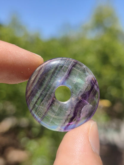 Regenbogen Fluorit 30mm Donut - Edelstein Kette Frau Mann Kind HIPPIE GOA Boho Ethno Natur Schutzsymbol Anhänger Heilstein Energie Geschenk - Art of Nature Berlin
