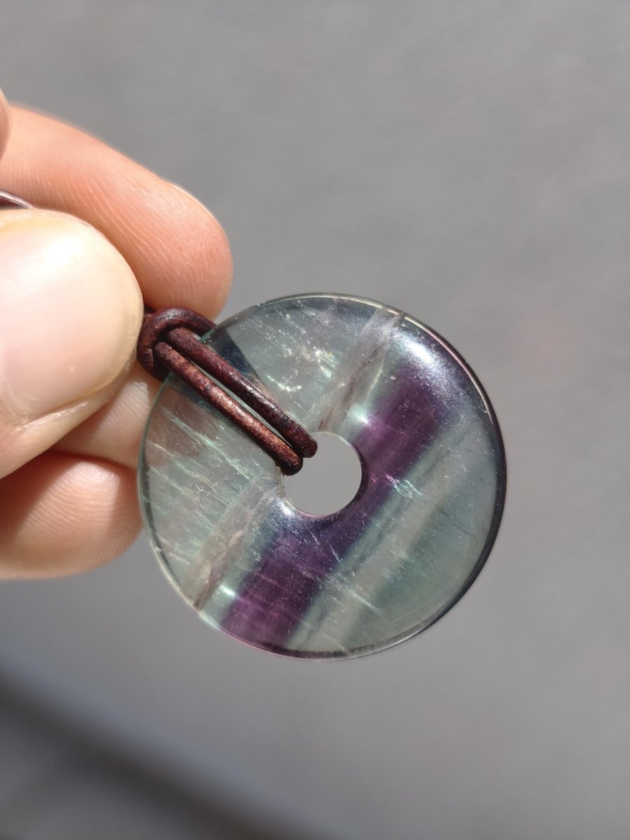 Regenbogen Fluorit 30mm Donut - Edelstein Kette Frau Mann Kind HIPPIE GOA Boho Ethno Natur Schutzsymbol Anhänger Heilstein Energie Geschenk - Art of Nature Berlin