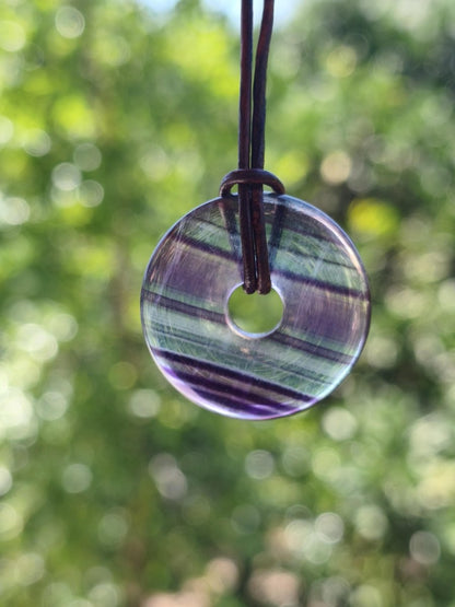 Regenbogen Fluorit 30mm Donut - Edelstein Kette Frau Mann Kind HIPPIE GOA Boho Ethno Natur Schutzsymbol Anhänger Heilstein Energie Geschenk - Art of Nature Berlin