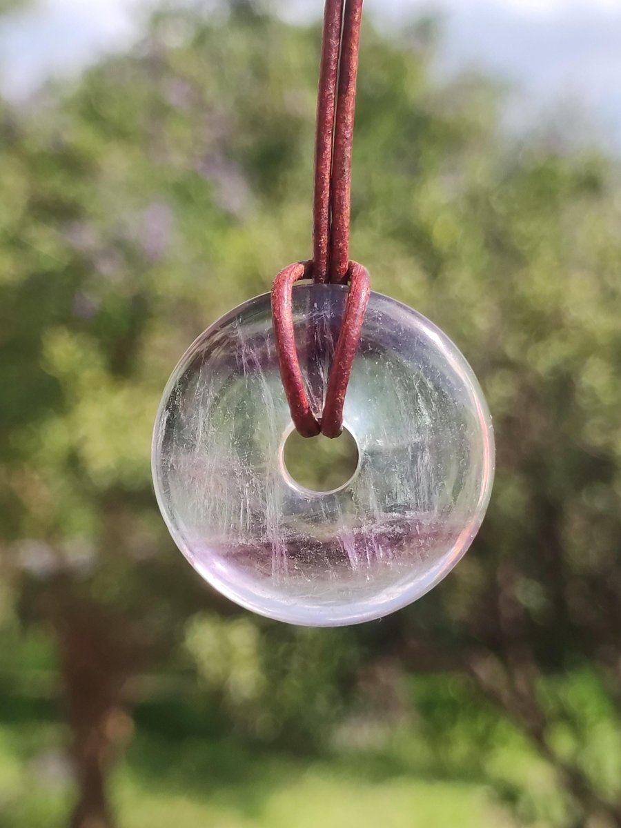 Regenbogen Fluorit 30mm Donut - Edelstein Kette Frau Mann Kind HIPPIE GOA Boho Ethno Natur Schutzsymbol Anhänger Heilstein Energie Geschenk - Art of Nature Berlin