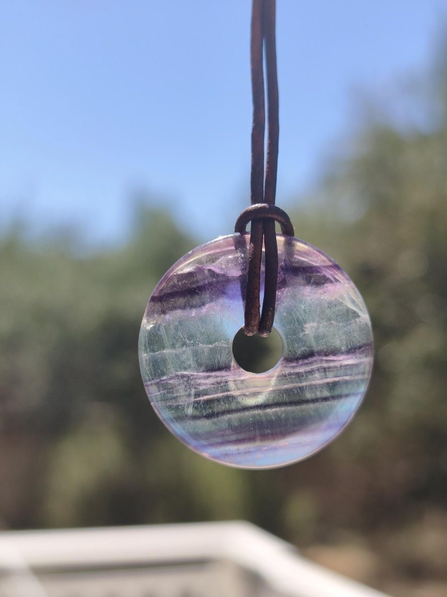 Regenbogen Fluorit 30mm Donut - Edelstein Kette Frau Mann Kind HIPPIE GOA Boho Ethno Natur Schutzsymbol Anhänger Heilstein Energie Geschenk - Art of Nature Berlin