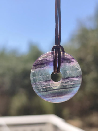 Regenbogen Fluorit 30mm Donut - Edelstein Kette Frau Mann Kind HIPPIE GOA Boho Ethno Natur Schutzsymbol Anhänger Heilstein Energie Geschenk - Art of Nature Berlin