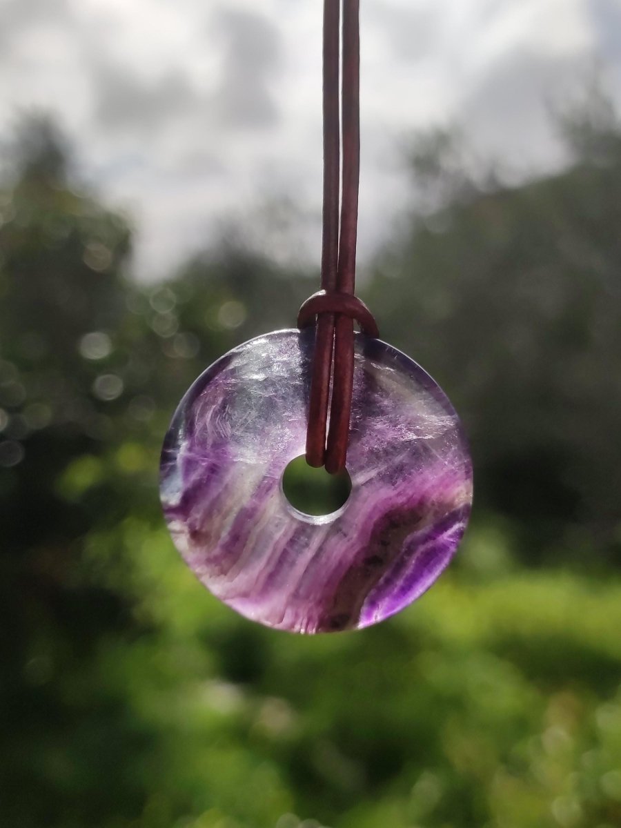 Regenbogen Fluorit 30mm Donut - Edelstein Kette Frau Mann Kind HIPPIE GOA Boho Ethno Natur Schutzsymbol Anhänger Heilstein Energie Geschenk - Art of Nature Berlin