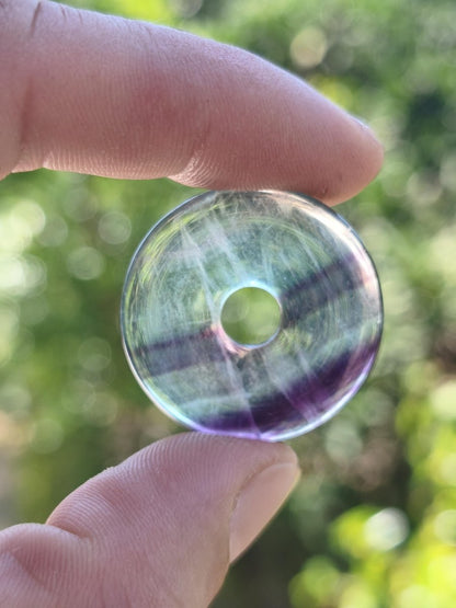 Regenbogen Fluorit 30mm Donut - Edelstein Kette Frau Mann Kind HIPPIE GOA Boho Ethno Natur Schutzsymbol Anhänger Heilstein Energie Geschenk - Art of Nature Berlin