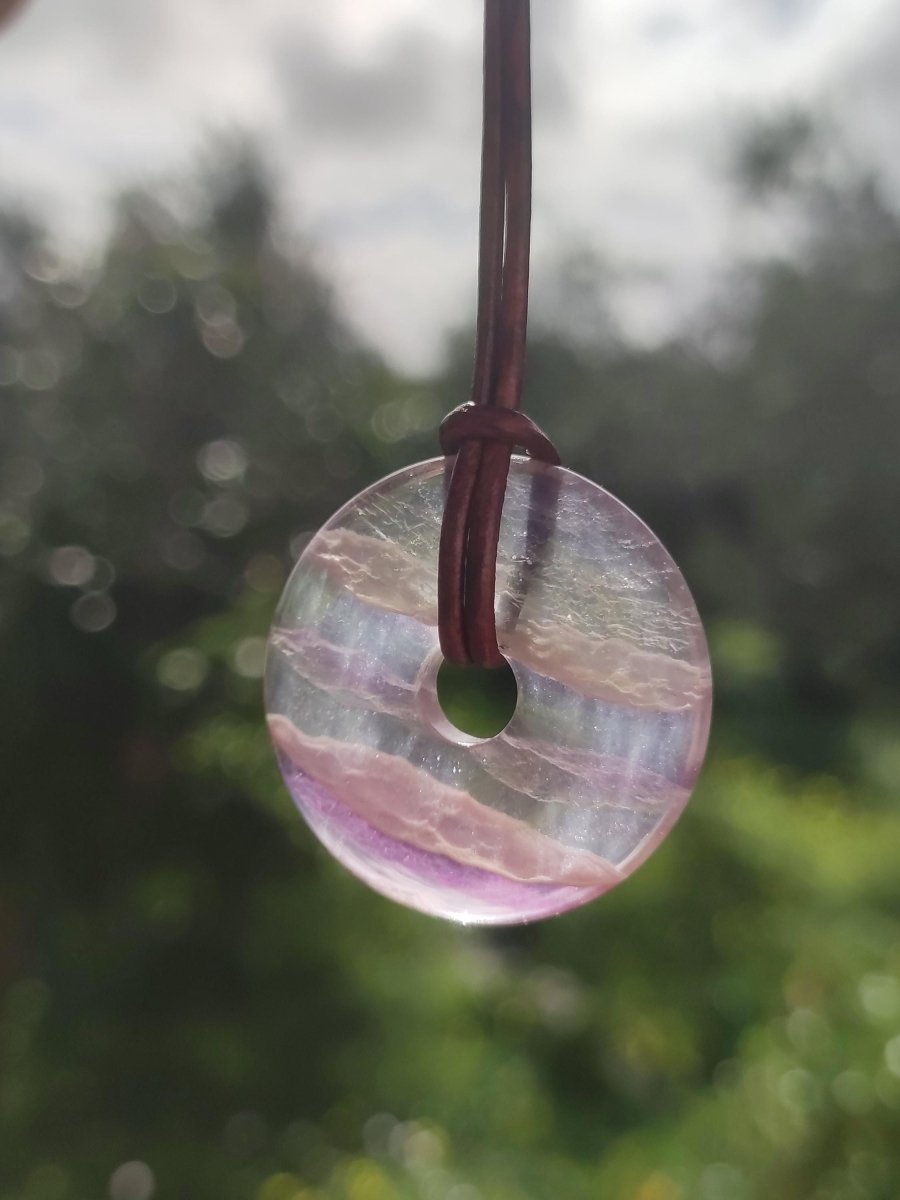 Regenbogen Fluorit 30mm Donut - Edelstein Kette Frau Mann Kind HIPPIE GOA Boho Ethno Natur Schutzsymbol Anhänger Heilstein Energie Geschenk - Art of Nature Berlin