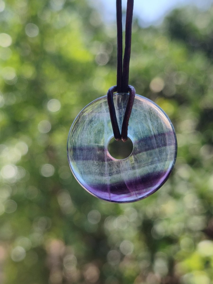 Regenbogen Fluorit 30mm Donut - Edelstein Kette Frau Mann Kind HIPPIE GOA Boho Ethno Natur Schutzsymbol Anhänger Heilstein Energie Geschenk - Art of Nature Berlin