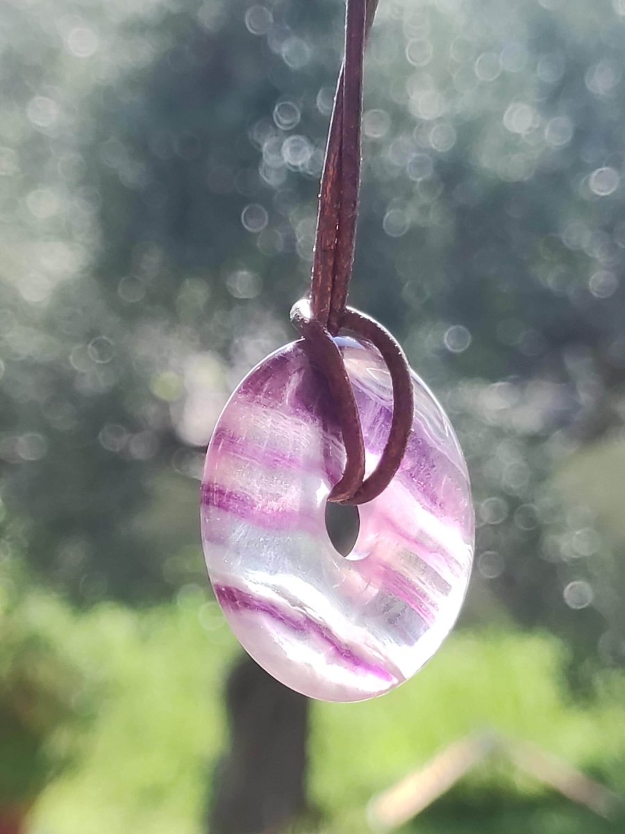 Regenbogen Fluorit 30mm Donut - Edelstein Kette Frau Mann Kind HIPPIE GOA Boho Ethno Natur Schutzsymbol Anhänger Heilstein Energie Geschenk - Art of Nature Berlin