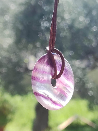 Regenbogen Fluorit 30mm Donut - Edelstein Kette Frau Mann Kind HIPPIE GOA Boho Ethno Natur Schutzsymbol Anhänger Heilstein Energie Geschenk - Art of Nature Berlin