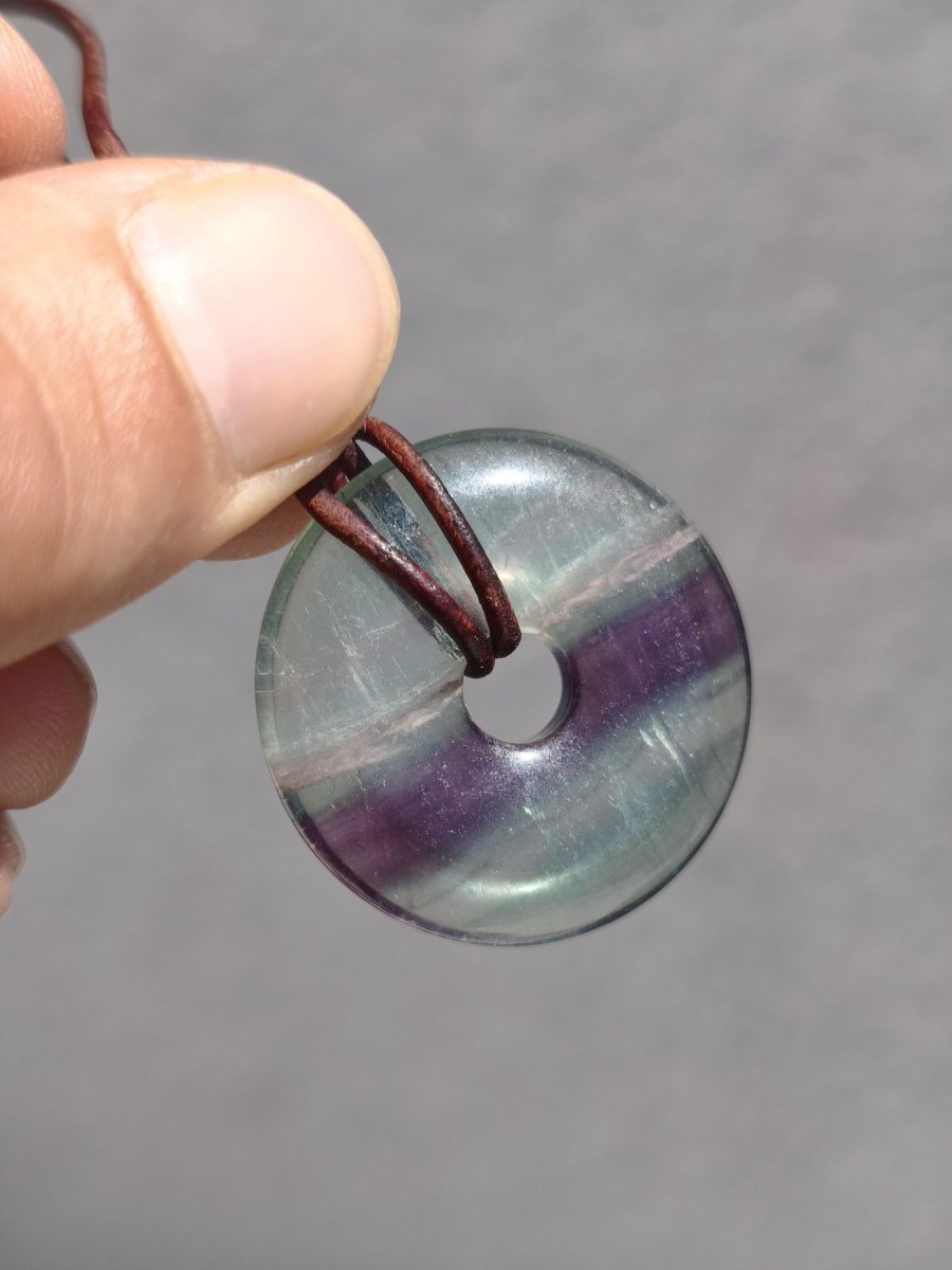 Regenbogen Fluorit 30mm Donut - Edelstein Kette Frau Mann Kind HIPPIE GOA Boho Ethno Natur Schutzsymbol Anhänger Heilstein Energie Geschenk - Art of Nature Berlin