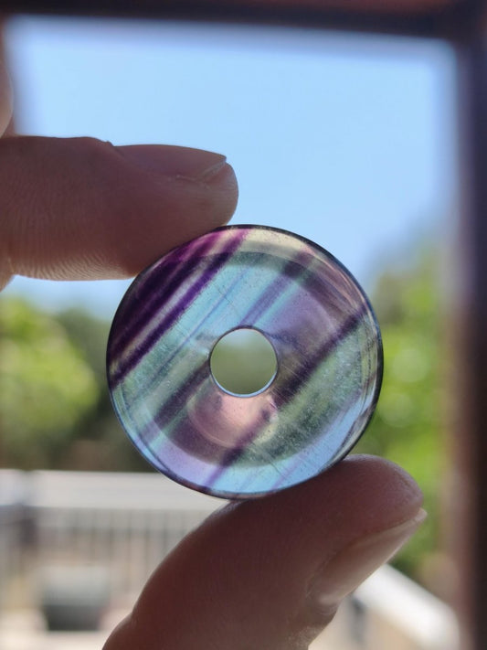 Regenbogen Fluorit 30mm Donut - Edelstein Kette Frau Mann Kind HIPPIE GOA Boho Ethno Natur Schutzsymbol Anhänger Heilstein Energie Geschenk - Art of Nature Berlin