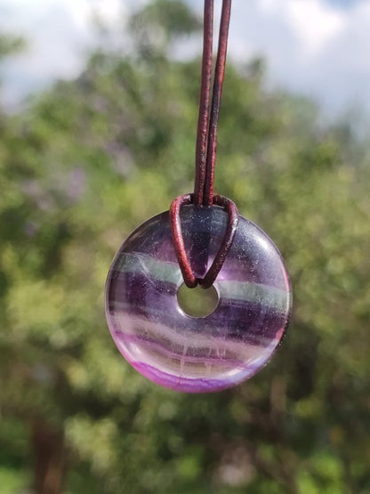 Regenbogen Fluorit 30mm Donut - Edelstein Kette Frau Mann Kind HIPPIE GOA Boho Ethno Natur Schutzsymbol Anhänger Heilstein Energie Geschenk - Art of Nature Berlin