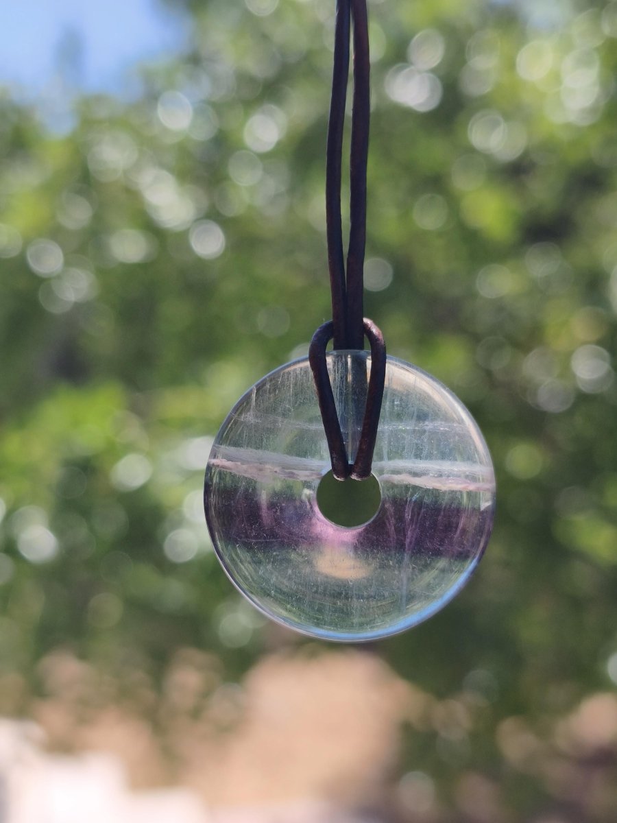 Regenbogen Fluorit 30mm Donut - Edelstein Kette Frau Mann Kind HIPPIE GOA Boho Ethno Natur Schutzsymbol Anhänger Heilstein Energie Geschenk - Art of Nature Berlin