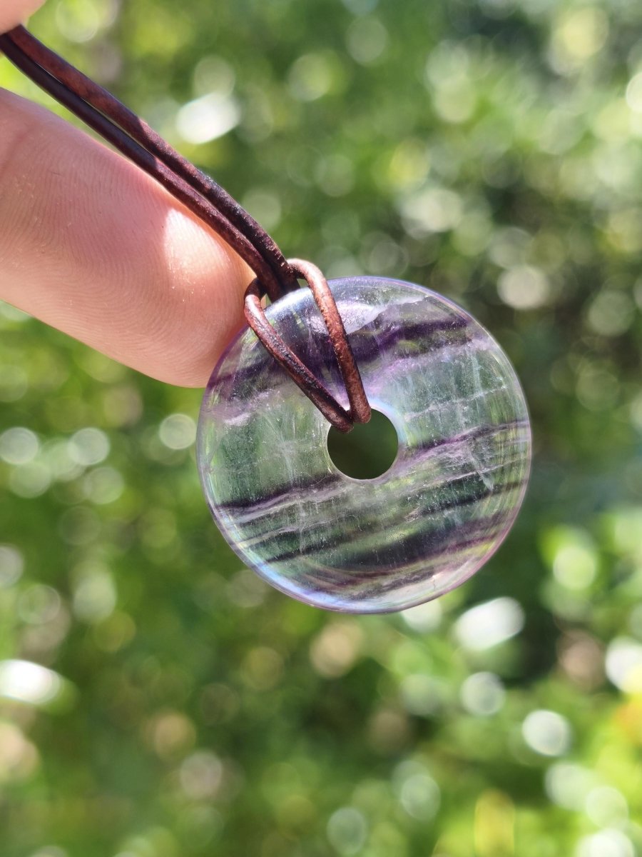 Regenbogen Fluorit 30mm Donut - Edelstein Kette Frau Mann Kind HIPPIE GOA Boho Ethno Natur Schutzsymbol Anhänger Heilstein Energie Geschenk - Art of Nature Berlin